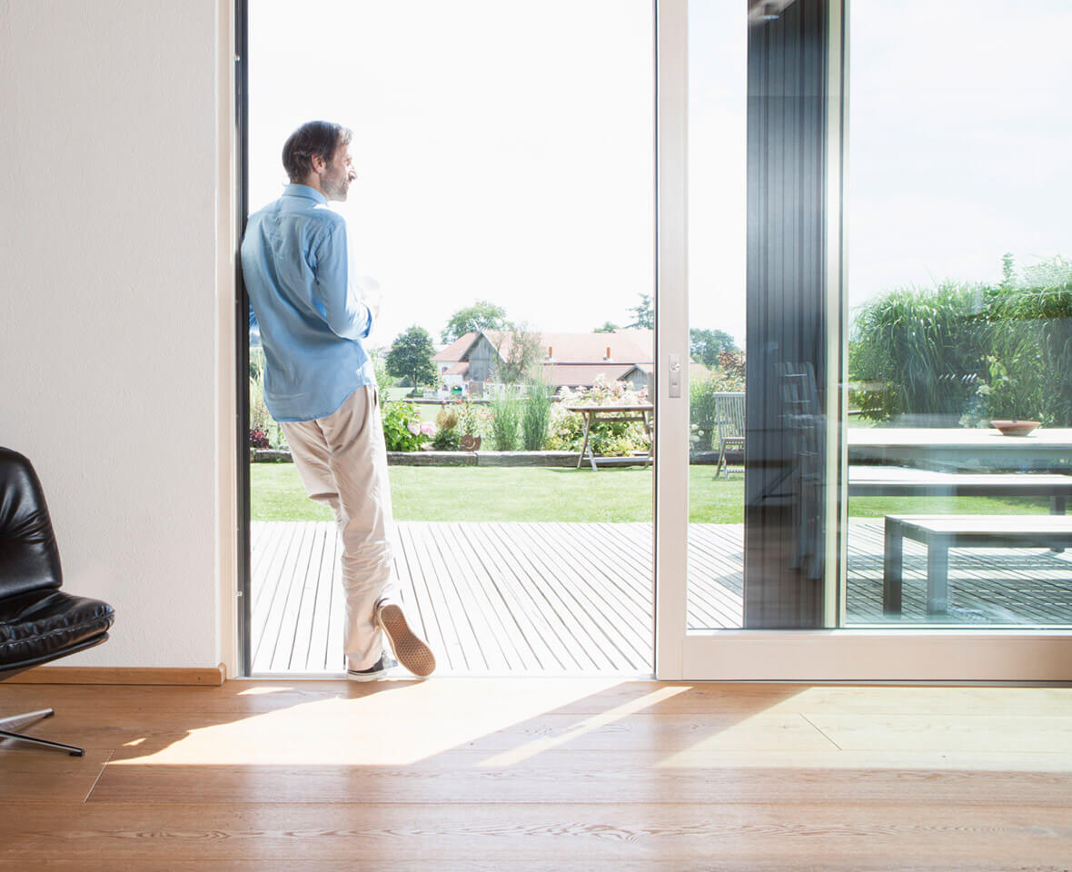 Das Bild zeigt ein barrierefreies Zuhause mit einer Hebe-Schiebe-Tür die für mehr Komfort und Barrierefreiheit in jeder Lebensphase sorgt.